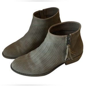 Roxy Light Brown Suede Chic Ankle Bootie Boots with Zipper Tassel Size 7